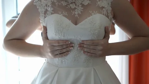 Woman preparing for wedding Видео 71388659