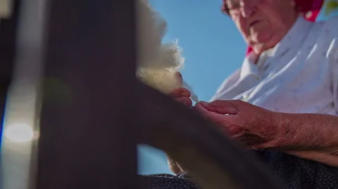 Woman preparing the wool to make a string 動画素材 48188042
