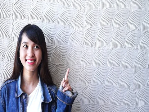 Woman present idea Video stock 87443347