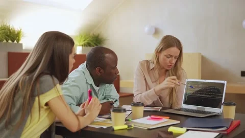 Woman presenting code to colleagues Video stock 142543137