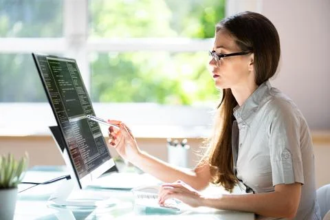 Woman Programmer. Girl Coding Software Stockfoto's