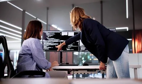 Woman Programmer. Girl Coding Software Foto stock