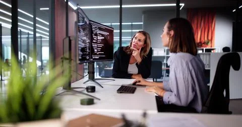 Woman Programmer. Girl Coding Software Stockfoto's