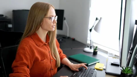 Woman programmer typing on keyboard in modern office Stock-Footage 315316579