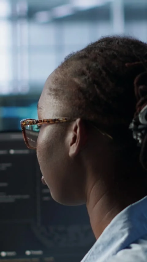 Woman programming in AI data center, close up 스톡 동영상 319551241