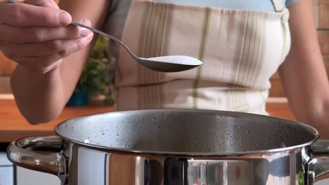 The Optical Illusion Behind Salting Boiling Water