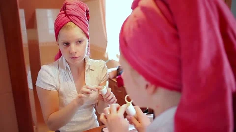 Woman putting on make up Stock Footage 42105994