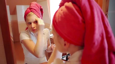 Woman putting on make up Stock Footage 42105995