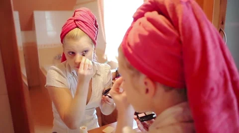 Woman putting on make up Stock Footage 42106070