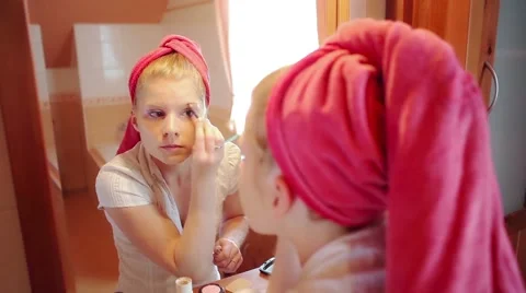 Woman putting on make up Stock Footage 42106119