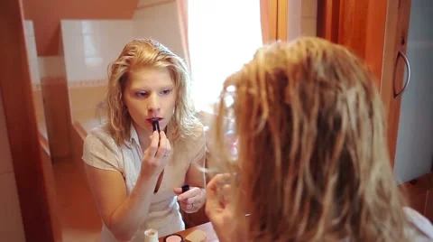 Woman putting on make up Stock Footage 42106158