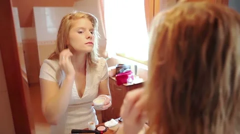 Woman putting on make up Stock Footage 42106210