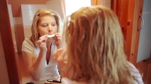 Woman putting on make up Stock Footage 42106229