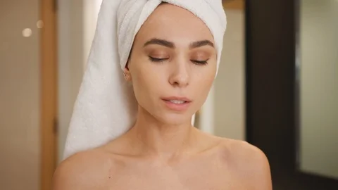 Woman putting makeup on using brushes Видео 101483799