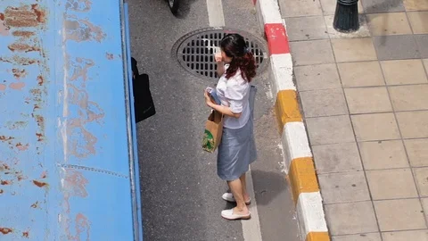 Woman queue up to ride bus during rush hour in Sathorn district Stock-Footage 115959879