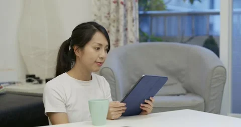 Woman read on tablet computer at home Video stock 190706100
