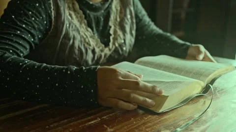 A woman reading a a book bible using hand close up Vídeos de archivo 278314383