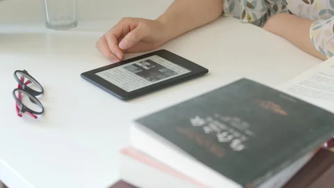 Woman Reading Digital Book on E-Reader at Home Office Desk 库存影片 335501841