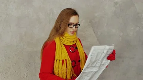 Woman reading Stock-Footage 12413376