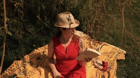 Woman reading in the park 動画素材 5299512