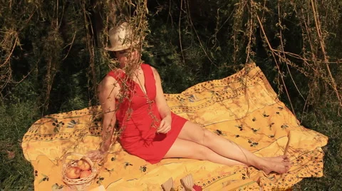 Woman relaxing in the park 動画素材 5299589