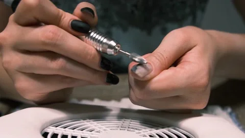 Woman removing shellac from nails using using manicure machine, making manicure Vídeo Stock 139962117