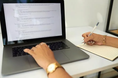 Woman reviewing programming code 库存照片