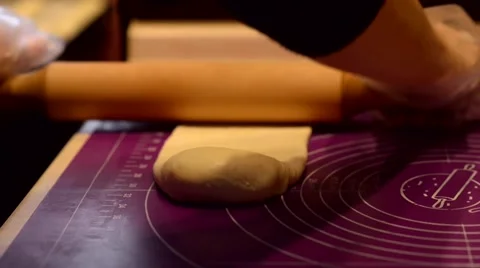 Woman rolling dough for baguette Vídeos de archivo 59579833