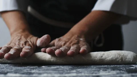Woman rolling the dough by hands 動画素材 92109972