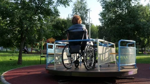 Woman in roundabouts. 動画素材 78204363