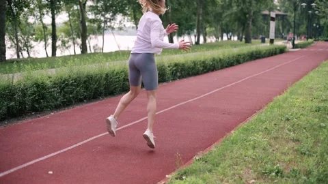Woman runner training. 스톡 동영상 160195812