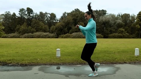 Woman runner using smart watch fitness smart watch Vidéo 79395804