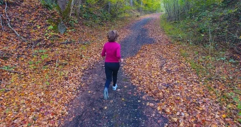 Woman Running on Path Stockbeeldmateriaal 106905327