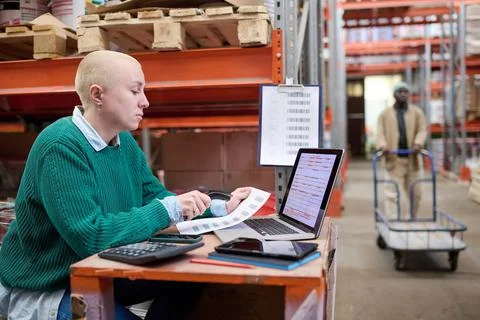 Woman scanning barcode of parcels Foto stock