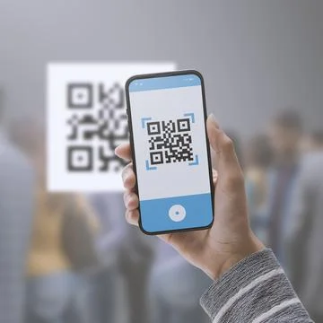 Woman scanning a QR code using her smartphone Foto stock