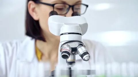 Woman scientist using microscope in laboratory. Microbiology science concept Foto stock
