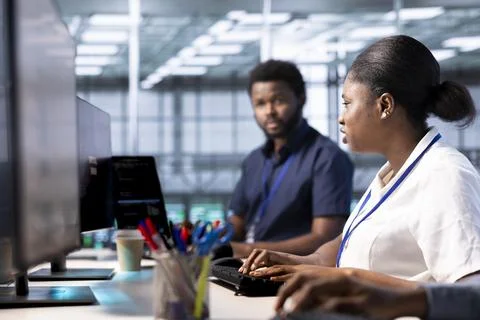 Woman in server hub looking for network issues affecting rigs performance Foto stock