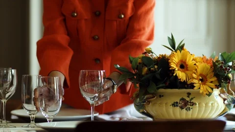 A woman setting the dining table in preparation for a meal. 库存影片 88367533