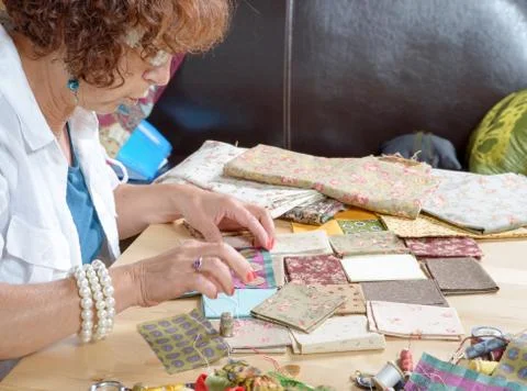 A woman sewing a patchwork Fotos de archivo