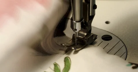 A woman sews on a sewing machine, a two-needle sewing machine, a fashionable Vídeos de archivo 101974840