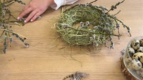 A woman shows a master class on creating an Easter wreath of a nest of willow an Vídeo Stock 304953030
