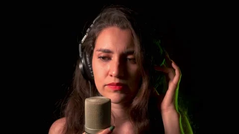 Woman singing 库存影片 162588375