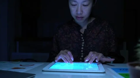 A woman is sitting at a desk and using a tablet Video stock 318914718