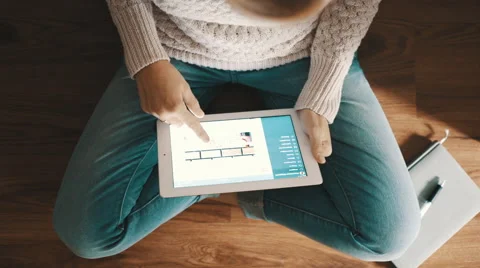 Woman sitting on the floor and using tablet pc, top view Vídeo Stock 54314729
