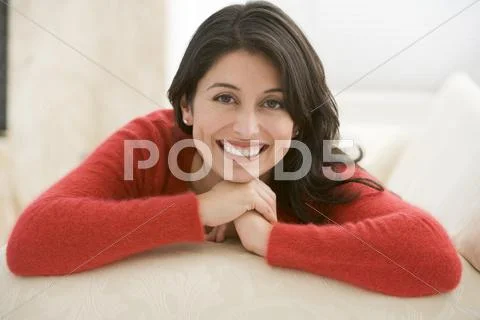 Woman sitting in living room Stock-Fotos