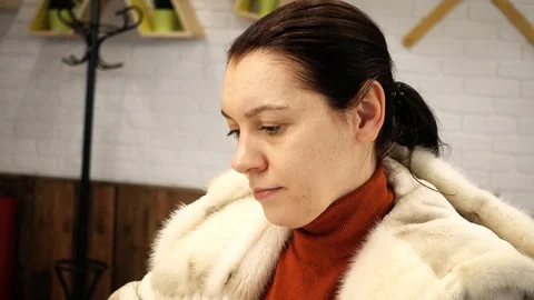 A woman is sitting at a table and browsing through social networks. Video stock 87445667
