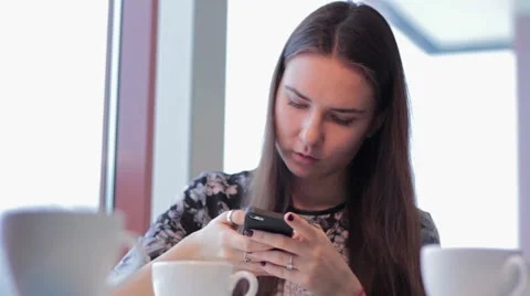 Woman with smartphone drinking cafe latte in cafe Vidéo 60744553