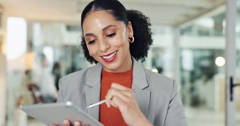Woman, software developer and smile with tablet for UI testing, UX or app Vídeos de archivo 318223793