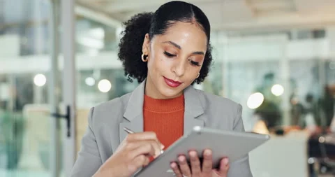 Woman, software developer and writing with tablet for UI testing, UX or app Vídeos de archivo 318222662