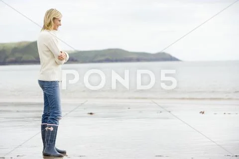 Woman standing on beach smiling Stock-Fotos